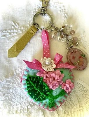 Hecho a mano Acolchado Corazón Llavero Cartera Dije con Flores Arcos y Botones  Foto 1 de 4