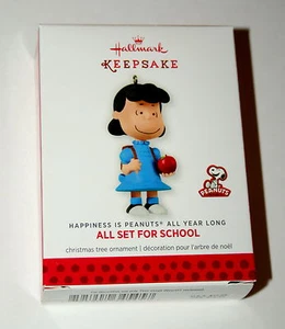 Hallmark Peanuts Gang Lucy Todo Set para Adorno Escolar 2014 Nueva Caja - Imagen 1 de 1