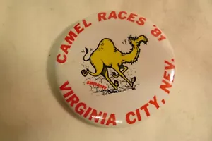 Camel Races '81 Virginia City 1981, Nev 2-1/4" coleccionable pin botón trasero - Imagen 1 de 2