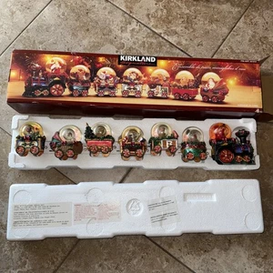 Mini Waterglobe Treno Set 451919 Acqua Neve Globo Natale Firma Kirkland - Foto 1 di 5
