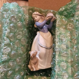 7 1/4" Nao Lladro Puppy’s Birthday Girl Kuchen Welpenfigur - Bild 1 von 5