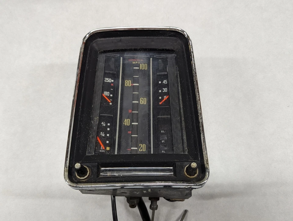 Cuadro de instrumentos velocímetro Mercedes Benz 200D W110 1965 (para piezas) Foto 1 de 4