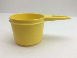 VINTAGE TUPPERWARE YELLOW 2/3 MEASURING CUP - Picture 1 of 4