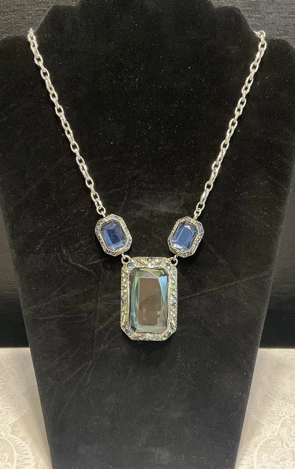 Cadena tono plata Chico’s con collar de gemas verdes y azules #1085 Foto 1 de 4