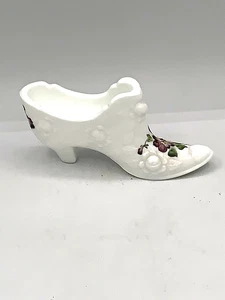 Fenton Glas Kohlrose Milchglas handbemalt Stiefmütterchen Schuh M Nichols - Bild 1 von 8