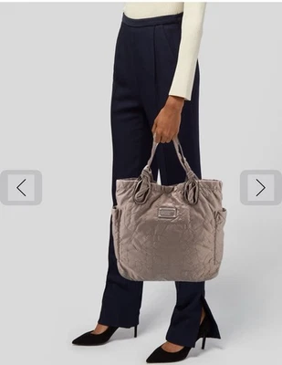 Bolso de Mano Marc by Marc Jacobs Pretty Nylon Lil' Tate Mediano en Gris Cuarzo/Topo Foto 1 de 4