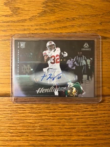 2025 Panini Luminance TreVeyon Henderson RC #179 Horizontal Auto /700 - Patriots - Bild 1 von 2
