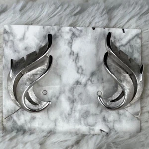 Pendientes de Clip Corona Trifari Tono Plata Diseño Art Nouveau Art Deco Años 50 De Colección - Imagen 1 de 8