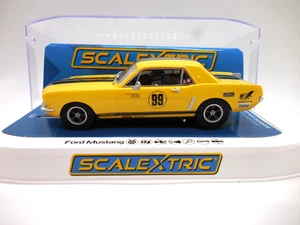 Coche Ranura Scalextric Ford Mustang Amarillo y Negro DPR Con Luces Escala 1:32 C4537 - Imagen 1 de 6