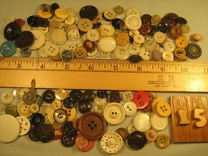 [h18-15]  Lot of VINTAGE BUTTONS Plastic, Bakelite?, Misc - Picture 1 of 7
