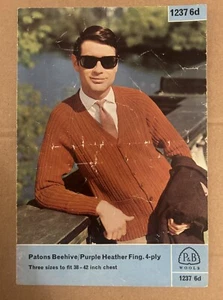 HERREN TRACHTEN GERIPPT V-AUSSCHNITT CARDIGAN 38”-42” VINTAGE STRICKMUSTER 1237 - Bild 1 von 2