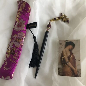Lila HairJems Haarstab plus Ohrringe in Seidensack - Bild 1 von 3