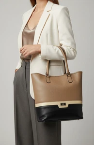 Borsa a tracolla grande Coccinelle donna beige pelle nera Italia - Foto 1 di 10