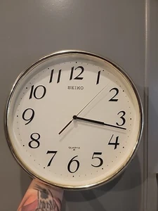 Seiko RARO RETRO Mcm orologio da parete ORO ANNI 60 JAPAN QUARZO ANNI 60 70 funzionante - Foto 1 di 9