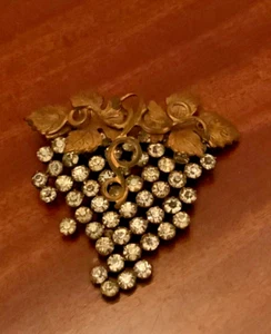 ANTIQUE VICTORIAN PASTE STONES GRAPE VINES CLUSTER BROOCH - Picture 1 of 3