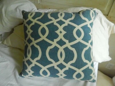 Almohada Perfecta Exterior/Interior Geométrica 17" Cuadrada Decorativa Almohada Excelente Estado Foto 1 de 3