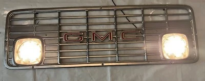 GMC Camión Cromo Parrilla Letrero Pick Up Lámpara Cabeza Luces Biseles Colgador de Pared Hombre Cueva Foto 1 de 4