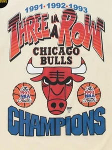 Maglietta Mitchell & Ness Chicago Bulls tre in una fila 91-92-93. Taglia Med Off White - Foto 1 di 6