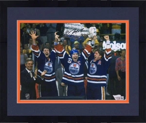 Framed Mark Messier Edmonton Oilers Autographed 8" x 10" Raising Cup Photograph - Picture 1 of 1