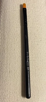 MAC 231 Flat Eye Definer Brush Synthetic Fibre Eye Liner Brush - Image 1 of 3