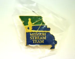 Missouri Stream Team Pin Distintivo Colore Oro Smalto Babbo Cappello Borsa Cappello Gear Advocate - Foto 1 di 2