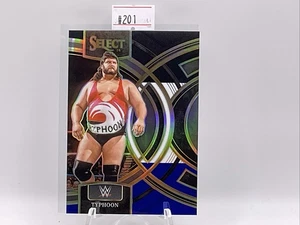 2024 Panini Select WWE Typhoon /399 Black Blue Prizm Premier Level #138 - Foto 1 di 2