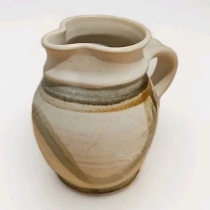 De colección Arte Cerámica Hecho a Mano 5" Jarra Firmada Tono Tierra Gres Rueda Lanzada Perf - Imagen 1 de 9
