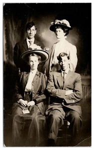 RPPC Family Portrait UNP Divided Back 1910 Postcard - Picture 1 of 2