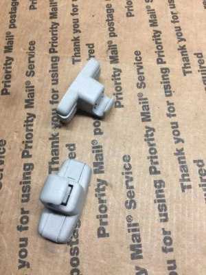 BMW E53 X5 00-06 OEM SOPORTE CLIP PARA PARASOL IZQUIERDO Y DERECHO COLOR GRIS Foto 1 de 4