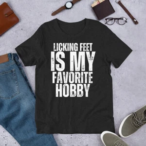 Füße lecken ist mein Lieblingshobby lustiger Fußfetisch Erwachsene Witz T-Shirt - Bild 1 von 6