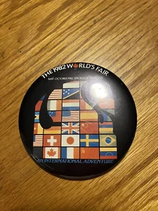 1982 World’s Fair - Knoxville, Tennessee - Pin Back Souvenir Vintage - Picture 1 of 2