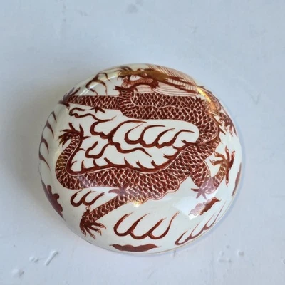 Antigua caja de dragón pintada de porcelana esmaltada roja de hierro de China de 4" Foto 1 de 4