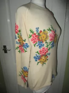 FITS AN 8-10 VINTAGE WOMENS CREAM FLORAL SEQUINNED JUMPER VERY SOFT BY IMAGINI - Picture 1 of 4