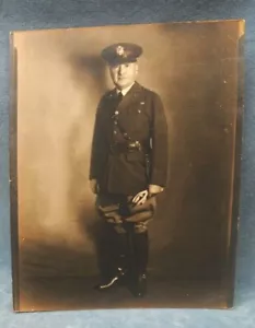 PHOTOGRAPH OF WWII (?) US ARMY CAPTAIN IN FULL DRESS UNIFORM (PK) - Picture 1 of 7