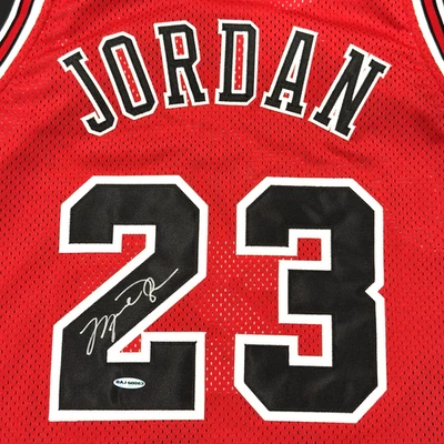 Camiseta deportiva retro firmada por Michael Jordan 1984 Nike Red Chicago Bulls ¡RARA! UDA Holo Foto 1 de 4