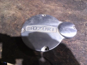 NUEVO DE LOTE SUZUKI TS125 PLUMERO RV125 FURGONETA MAGNETO CUBIERTA DE INSPECCIÓN KDC2 11381-28601 - Imagen 1 de 5