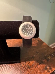 SLAPPER ARMBANDUHR, WEISSE FRONT, SCHWARZES ARMBAND, SLAP ON - Bild 1 von 2