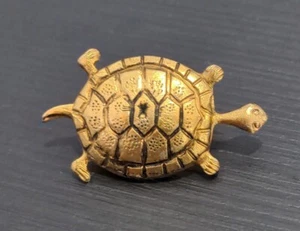 Broche pequeño náutico vintage grabado en tono dorado tortuga - Imagen 1 de 3