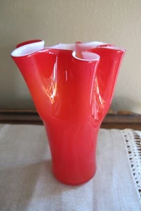 VTG NORLEANS JAPAN RED GLASS VASE WITH RUFFLED TOP - Bild 1 von 6