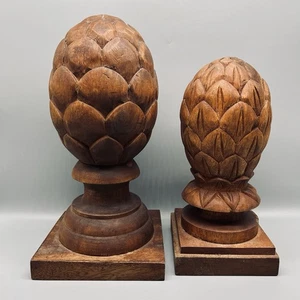 Dos remates de alcachofa de madera tallada vintage en zócalos - Imagen 1 de 16