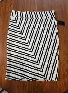 Falda Lápiz Eloquii Talla 16 - Blanco y Negro Rayas 28" NTW Excelente Estado - Imagen 1 de 4