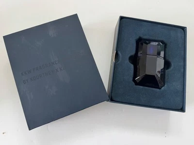 Fragancia KKW. Diamantes. Khloe Sapphire Eau de Parfum 1 FL.0Z Foto 1 de 4