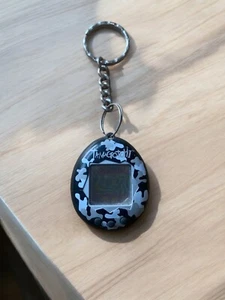 Vintage 1997 Tamagotchi Bandai schwarz & weiß schwarz Knopf Schlüsselanhänger Haustier nicht getestet - Bild 1 von 3