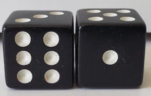 Paar schwarze Würfel mit weißen Pips 5/8" - EUC - Bild 1 von 3