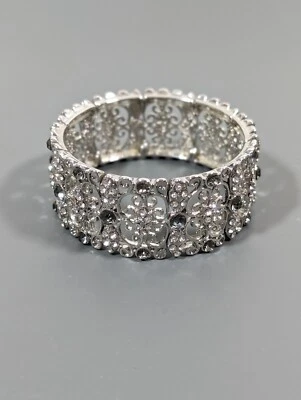 Brazalete elástico con panel rectangular de trabajo de metal abierto tono plata gris estrás 7" Foto 1 de 4