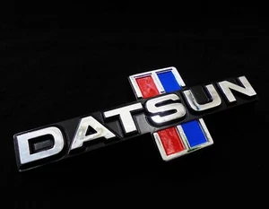 INSIGNIA EMBLEMA PARRILLA DELANTERA ABS PARA CAMIONETA PICKUP NISSAN DATSUN 720 J16 -A8 - Imagen 1 de 6