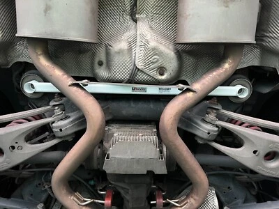 Barra inferior trasera Ultra Racing para BMW E82 (135i) 3.0TT/E87 120i 130i 2004-2013 Foto 1 de 4