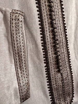 Elegante Jellaba Marroquí Para Hombre - Gris Claro con Bordado Marrón Sfifa Foto 1 de 4