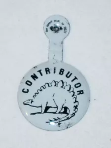 Spilla distintivo dinosauro contributore MUSEO americano di STORIA NATURALE vintage anni 60! - Foto 1 di 2