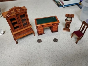 Juego de 4 muebles miniatura de madera vintage para casa de muñecas escritorio, reloj, silla, - Imagen 1 de 10